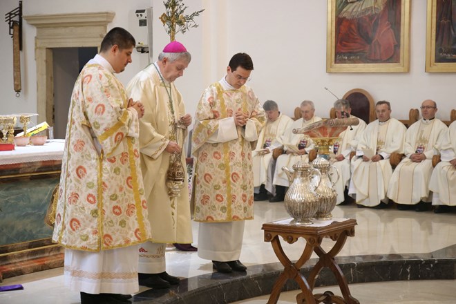Varaždinski biskup u zajedništvu s više od stotinu svećenika slavio Misu posvete ulja